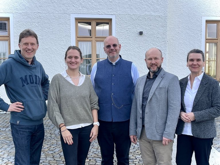 Das Team der Seelsorge des Deutschen Ordens lächelt in die Kamera.