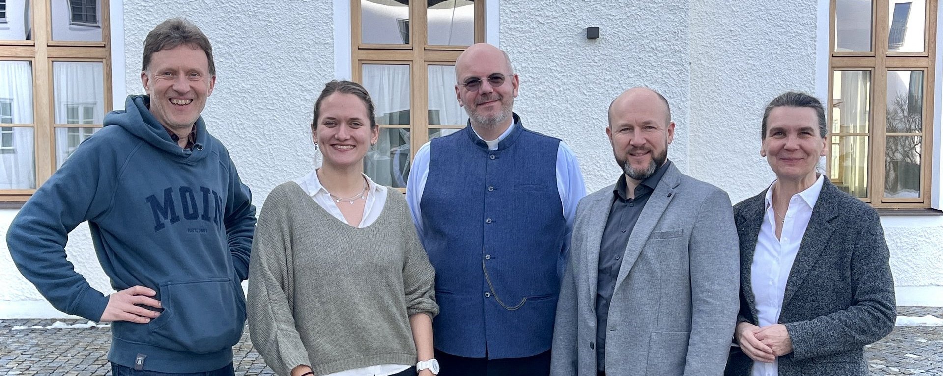 Das Team der Seelsorge des Deutschen Ordens lächelt in die Kamera.