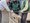 Drei Bewohnende lehnen sich über eine Holzpalette.