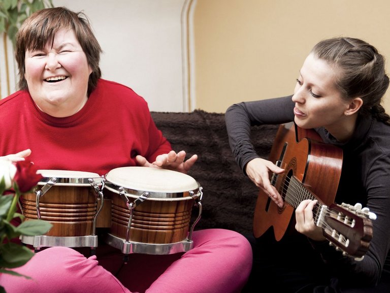 Zwei Frauen machen eine Musiktherapie