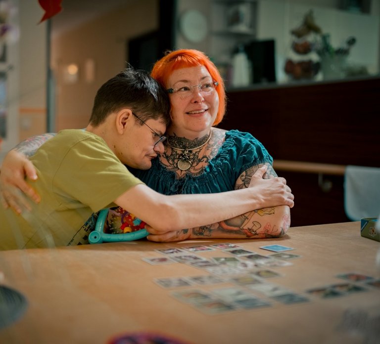 Zwei Frauen machen eine Musiktherapie