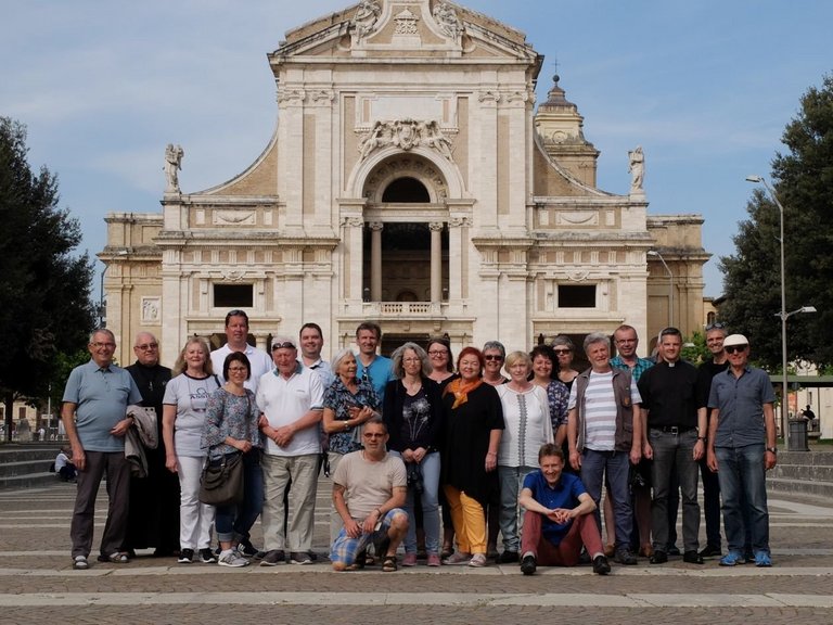 Gruppenfoto vor altem Gebäude