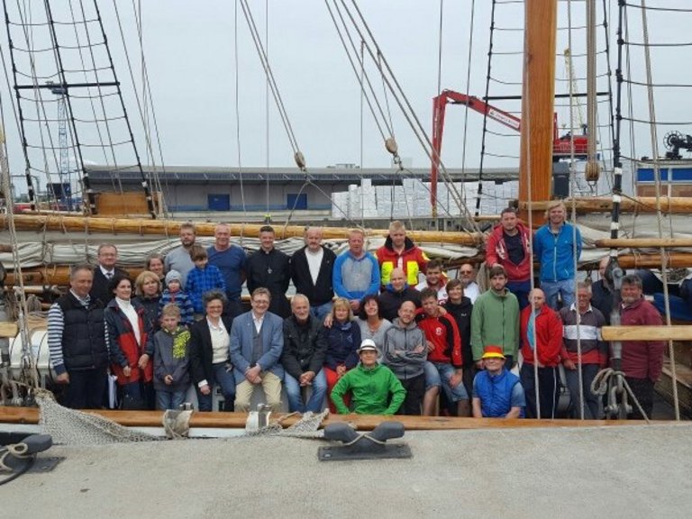 Gruppenfoto auf altem Segelschiff