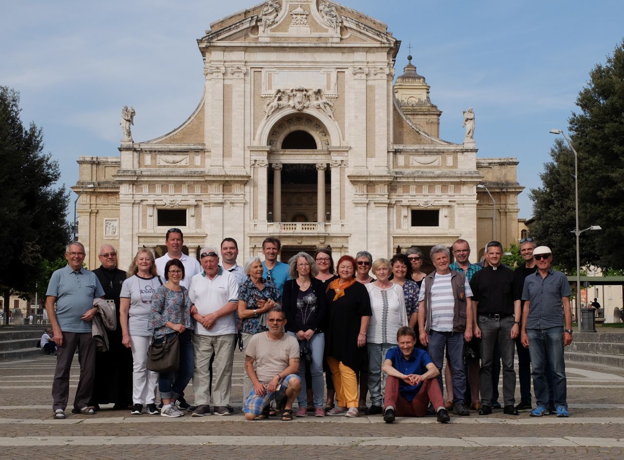 Gruppenfoto vor altem Gebäude