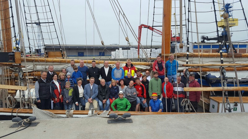 Gruppenfoto auf altem Segelschiff